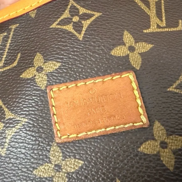 Louis Vuitton Saumur 30 in Monogramπ§‘ - Picture 15 of 17